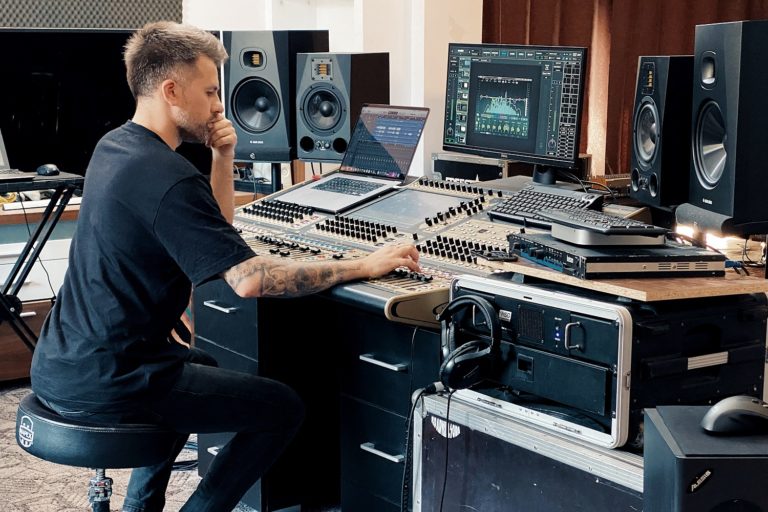 Mittlerweile ist Florin selbst Jury-Mitglied von X Factor Romania und arbeitet als Moderator beim ...